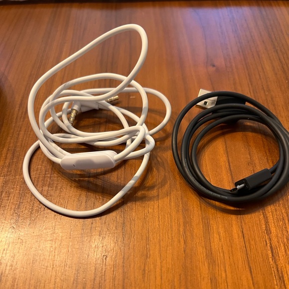 Beats Solo3 Wireless On-Ear Headphones - Matte Gold BASICALLY NEW - Picture 7 of 12